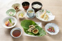 小鉢５品、お刺身、焼物、天ぷら。ご飯赤だしになります。日によって変更する場合もございます。