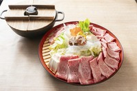 極上肉は1日10人前ほどの予定です、しゃぶしゃぶは当店特製のしゃぶだれをご用意しております。すき焼きは割り下をご用意しております。