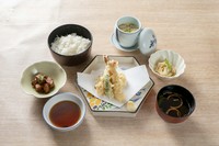 ボリュームのある天ぷら盛り合わせと小鉢をお付けした和定食