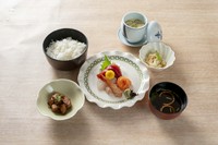 4種のお刺身の盛り合わせと小鉢をお付けした和定食