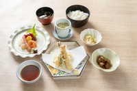 てんぷら盛り合わせと4種のお刺身の和定食