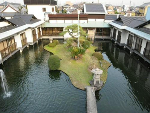 水上庭園を囲むようにして配置された個室の数々。