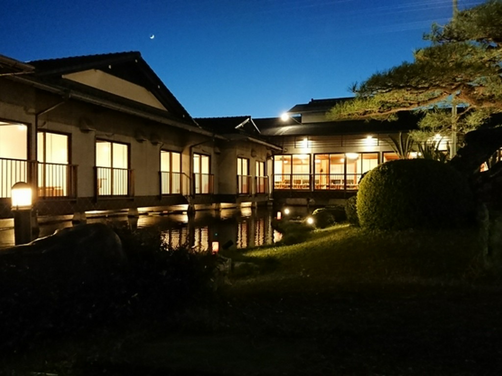 夜の店内と月