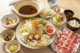 この地方独特のお味噌を当店オリジナルの製法で練り上げて、寝かせた物を使用。当店の名物です。