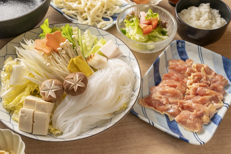 Hidangan sukiyaki dan mizutaki ayam segar