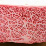 岐阜県の定める厳しい基準をクリアした牛肉だけが「飛騨牛」と名のる事が出来ます。飛騨の大自然で大切に育てられ、霜降り加減だけでなく、その旨味に多くの人が魅了される「飛騨牛」にこだわって入荷しています。
