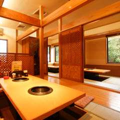 掘りごたつ式のお座敷席。宴会にも最適。