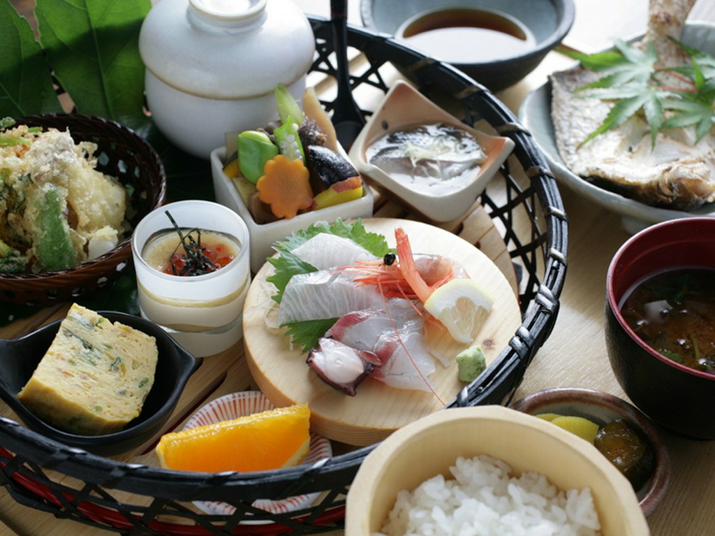 四季折々の旬の食材を盛り込んだ多彩な味わい『季節の篭盛り膳（12品）』