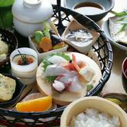 いろいろな料理を少しづつ、バランスよく味わえます。平日昼限定、しかも10食のみのお得なメニューです。予約は受けつけていないので、早目に来店してぜひ注文を。