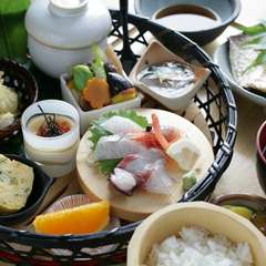 四季折々の旬の食材を盛り込んだ多彩な味わい『季節の篭盛り膳（12品）』