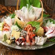 毎日仕入れるその日ごとの新鮮な魚介を、彩り豊かに盛り付けた豪華な一皿。鮮度抜群なぷりぷりの魚介の旨みは、魚好きにはたまらない美味しさです。