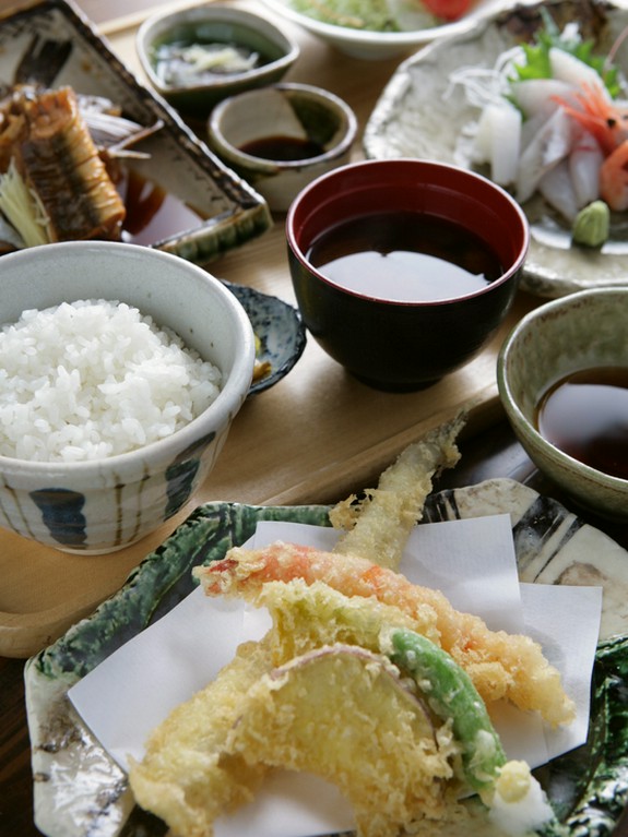 その日ごとの鮮魚を刺身や煮魚で楽しめる『湾（ベイ）ランチ』