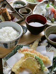 その日ごとの鮮魚を刺身や煮魚で楽しめる『湾（ベイ）ランチ』