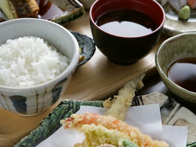 その日ごとの鮮魚を刺身や煮魚で楽しめる『湾（ベイ）ランチ』