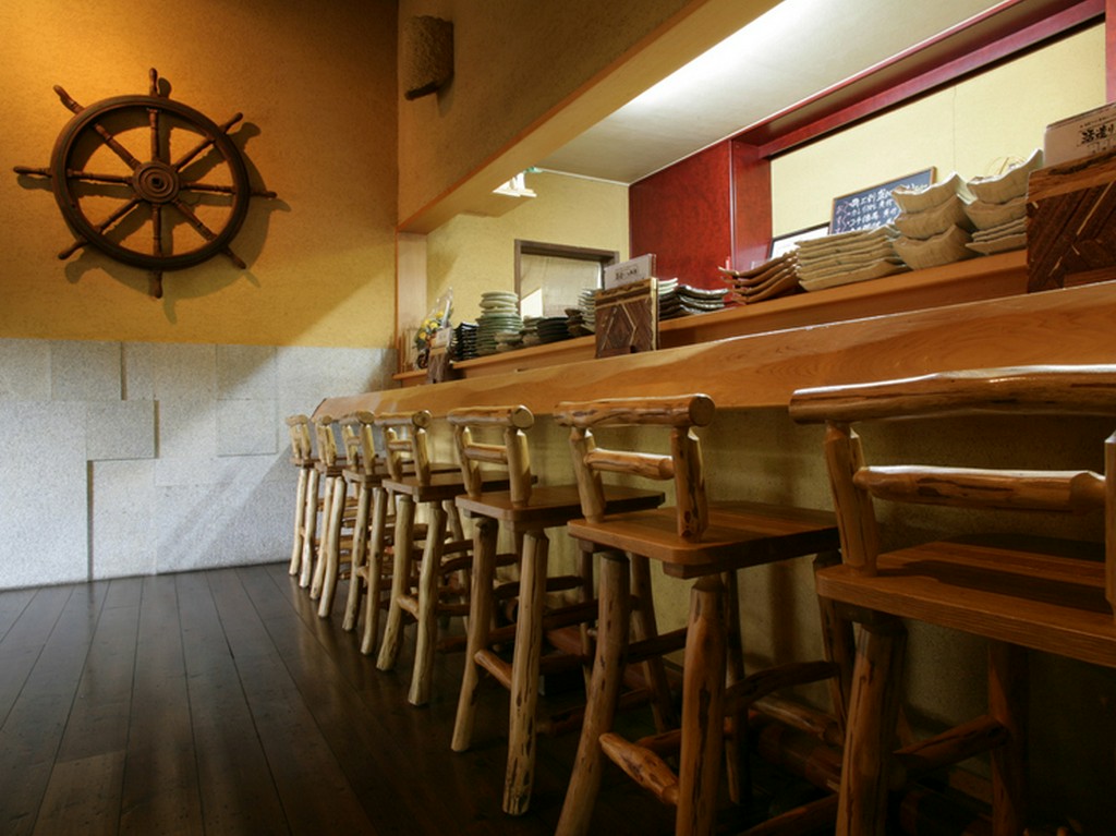 潮の香りを感じるカウンター