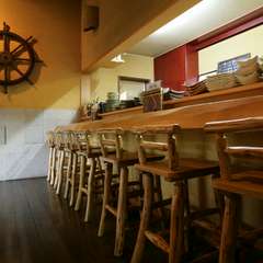 潮の香りを感じるカウンター