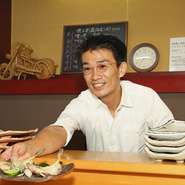 新鮮であることはもちろん、その時期の旬の素材を使った料理を出すように心掛けています。型にはまらず柔軟に対応し、会話が多い常連さんには、その時々の流れにそったサービスもいたします。