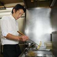美味しい料理をつくることはもちろん、料理が運ばれてきたときに、お客様が喜んでくださるような、見た目の美しさやインパクトも大切です。味と視覚、両方で楽しめる一品を、心を込めて丁寧におつくりしています。
