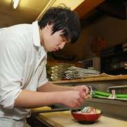仕込みなどに手を抜かず丁寧におこない、手間を惜しまず手づくりすることにこだわっています。また、お客様に笑顔で接することも大切にし、心地よく過ごしていただけるよう努めています。