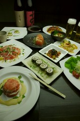 ボリュームあり、料理8品飲み放題二時間半付き4500円コース。