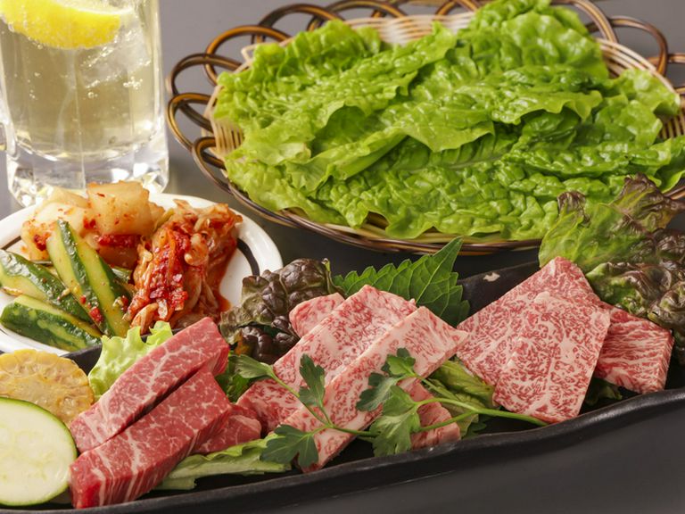 好きなドリンクで乾杯。少し贅沢な焼肉女子会