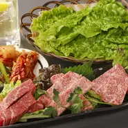 業者との長年の信頼関係からより良い食材を提供。ブランドではなく肉のクオリティを重視、『赤身の良い部分をもってきてほしい』など、食に関心の強い方や、高めの年齢層にも支持されています。