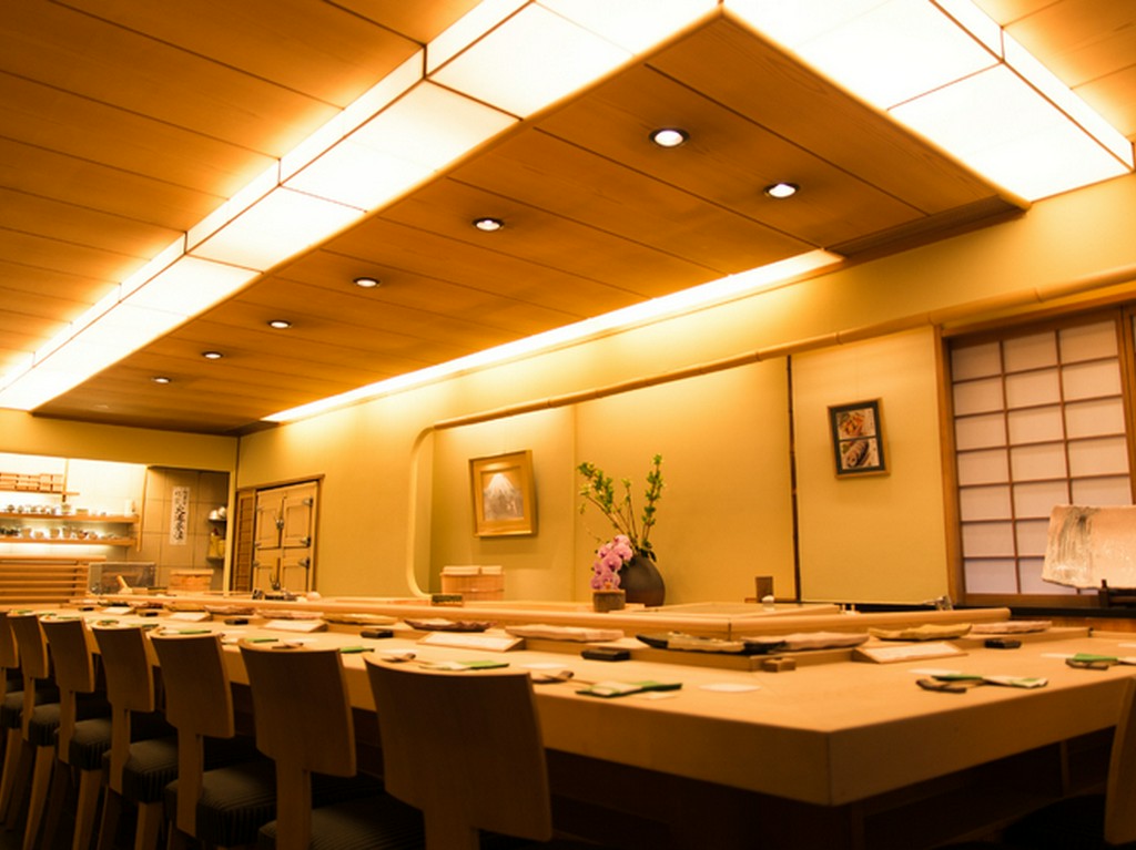 職人との会話も楽しめるカウンターでのひととき