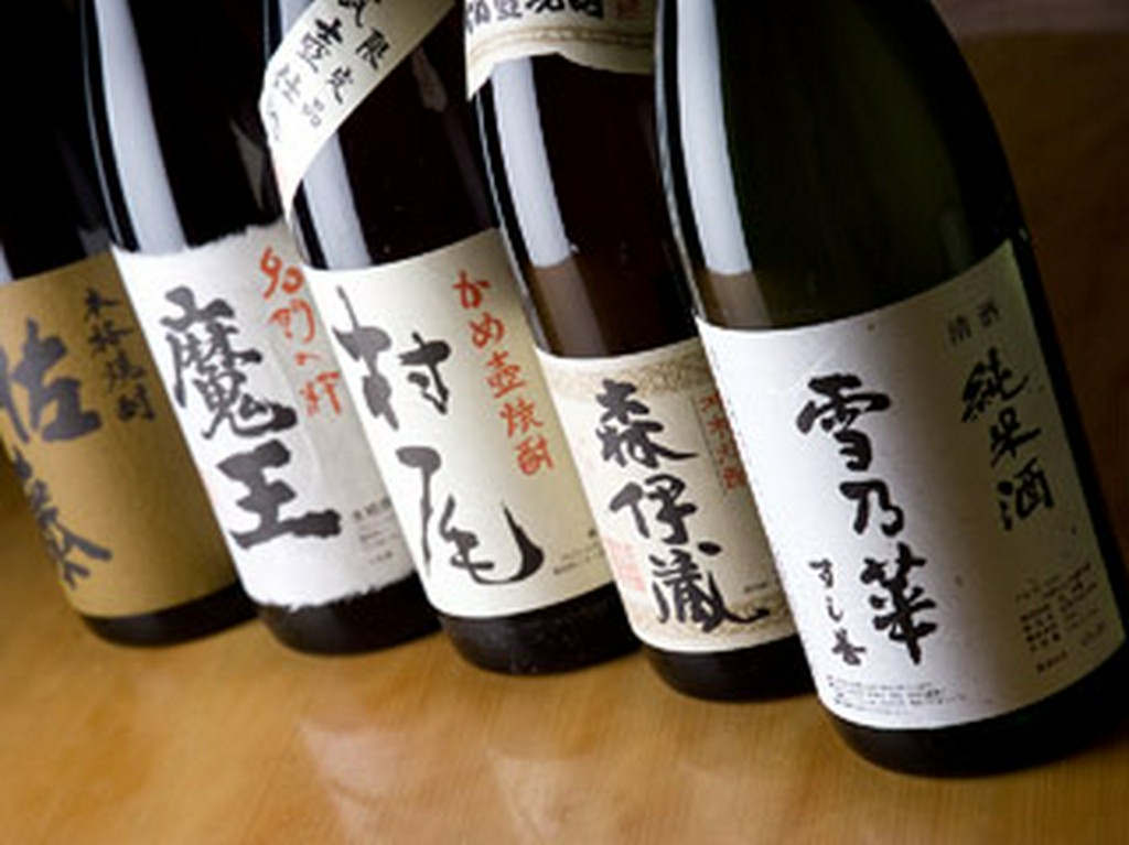 日本酒や焼酎等のお酒は、お寿司にあう銘柄をそろえています