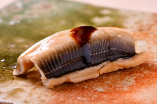 寿司屋の看板ネタのひとつ『煮穴子』