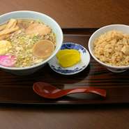 名物『とりめし』も食べたいけれど、ラーメンだって食べたい。ジンギスカンもちょっと味見したいな…と皆さんで迷って食べ合いっこして下さい!! 
