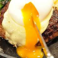 トロ～りチーズと半熟ゆで玉子を載せました。２年吟醸醤油ベースの『和風ソース』でお召し上がり下さい。