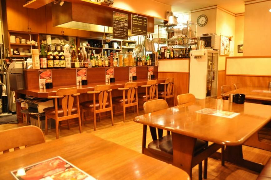 ウッディーな店内。カウンターもあるから、お一人様でも大歓迎