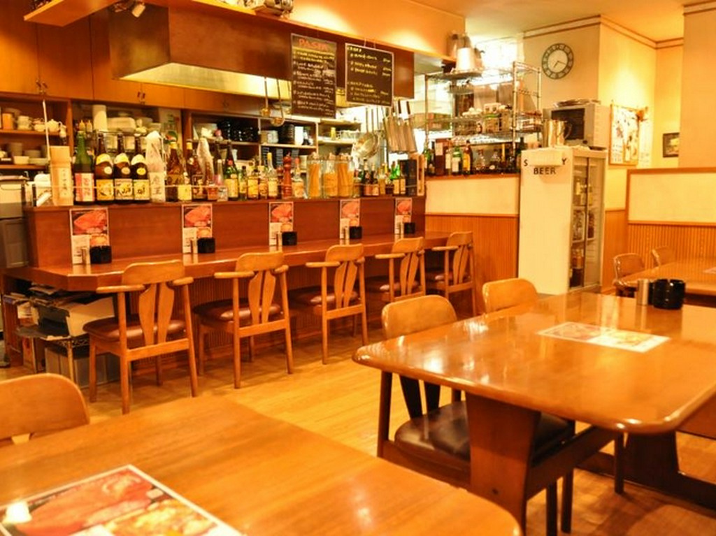 ウッディーな店内。カウンターもあるから、お一人様でも大歓迎