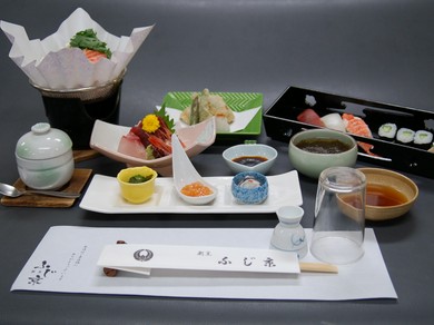 季節の食材をあつらえた会席を、完全個室でゆったりとどうぞ