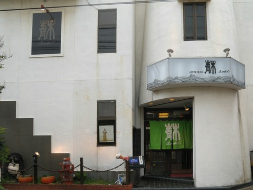 築地口駅すぐ、白い灯台をイメージした建物が目印。