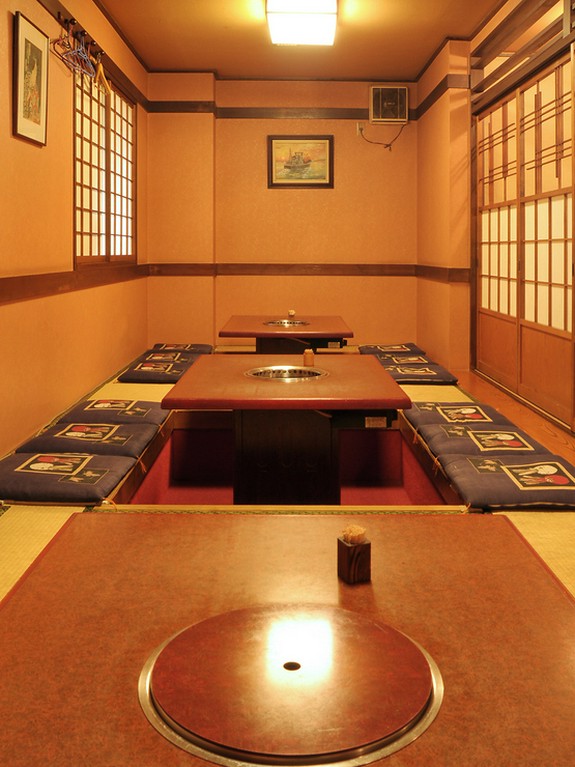 1階の掘りごたつ席でごゆっくり。