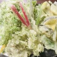 サツマイモ、わさび菜、モロッコインゲン、舞茸、ミニ人参、茄子、ミニトマトなど
旬の彩 満載のボリューム満点の盛り合わせです（内容は仕入れにより代わる場合もあります）