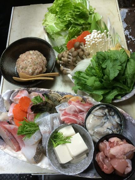 大人気の各種お鍋とお造り五種盛り合わせと飲み放題がセット。