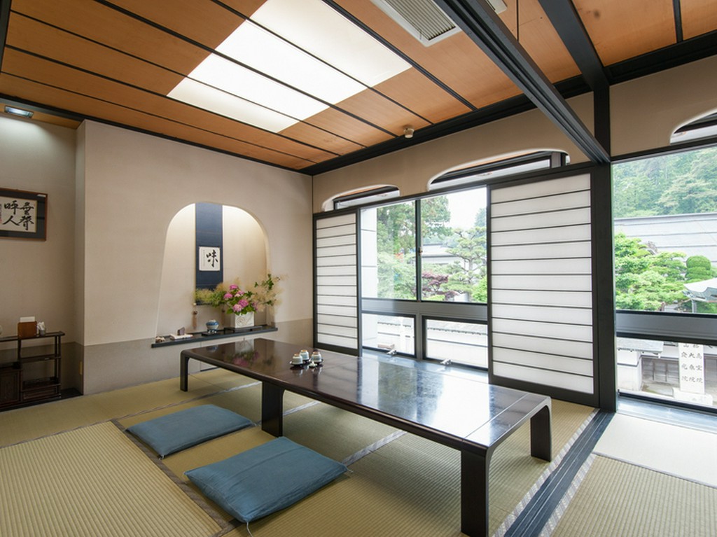 静かで落ち着きある佇まい。女性同士や気の合う方々との食事会を