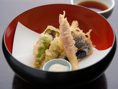 季節に応じ、自然の恵みをもとに手間暇いとわぬおもてなし