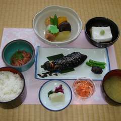 旬の食材を用い、彩りに季節感を感じさせる伝統の技