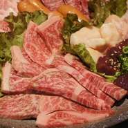 驚きの食感。黒毛和牛盛合せ！　雅（みやび）・樂（らく）・極（きわみ）・宴（うたげ）・帝（みかど）