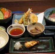 刺身・天ぷら・焼魚・サラダ・小鉢・みそ汁・ご飯・漬物・フルーツ
　　　　　　       【１階　がらく亭】