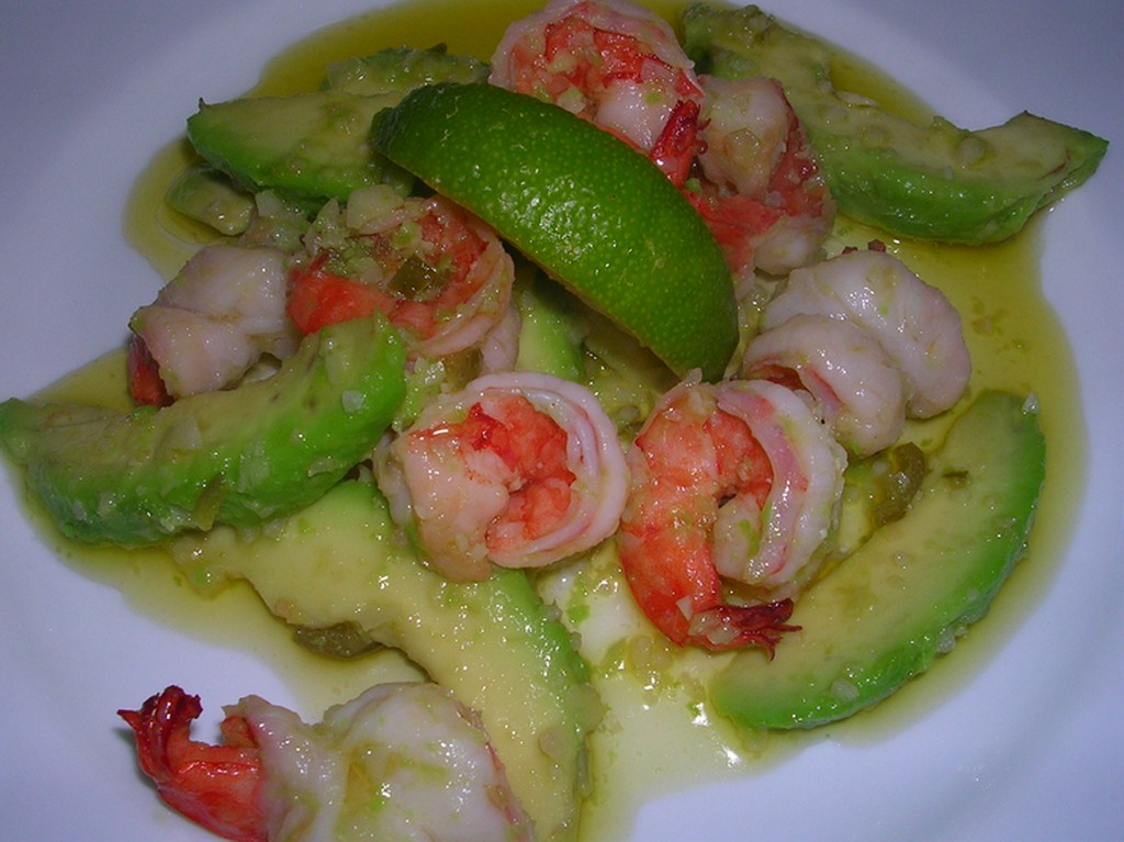 エビとアボカドのガーリックオイル焼き