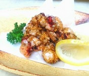 生ダコを仕入れて、塩たっぷりでにゅるみをとってます！ケイジャンスパイスをまぶしてカラッと揚げてます。