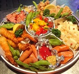 とりから6個、エビフライ5本、厚切りベーコン、枝豆、カマンベールチーズ、ウインナー、チョリソー、野菜のマリネ
大人2名、子ども2名で食べる程度ですが、個人差はあります。