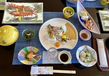 活き車海老のお刺身、車海老の塩焼き、えびフライの量や質が最も良いコース。他高級魚の煮付け等15～16品。