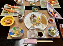 活き車海老のお刺身、車海老の塩焼き、えびフライの量や質が最も良いコース。他高級魚の煮付け等15～16品。
