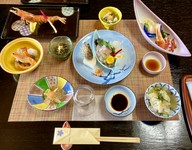 活き車海老のお刺身、車海老の塩焼き、えびフライを十分にご堪能いただけるコース。他魚の煮付け等15品程