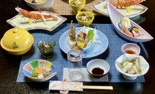 活き車海老のお刺身、車海老の塩焼き、えびフライを一通り楽しめるコースです。14品程。